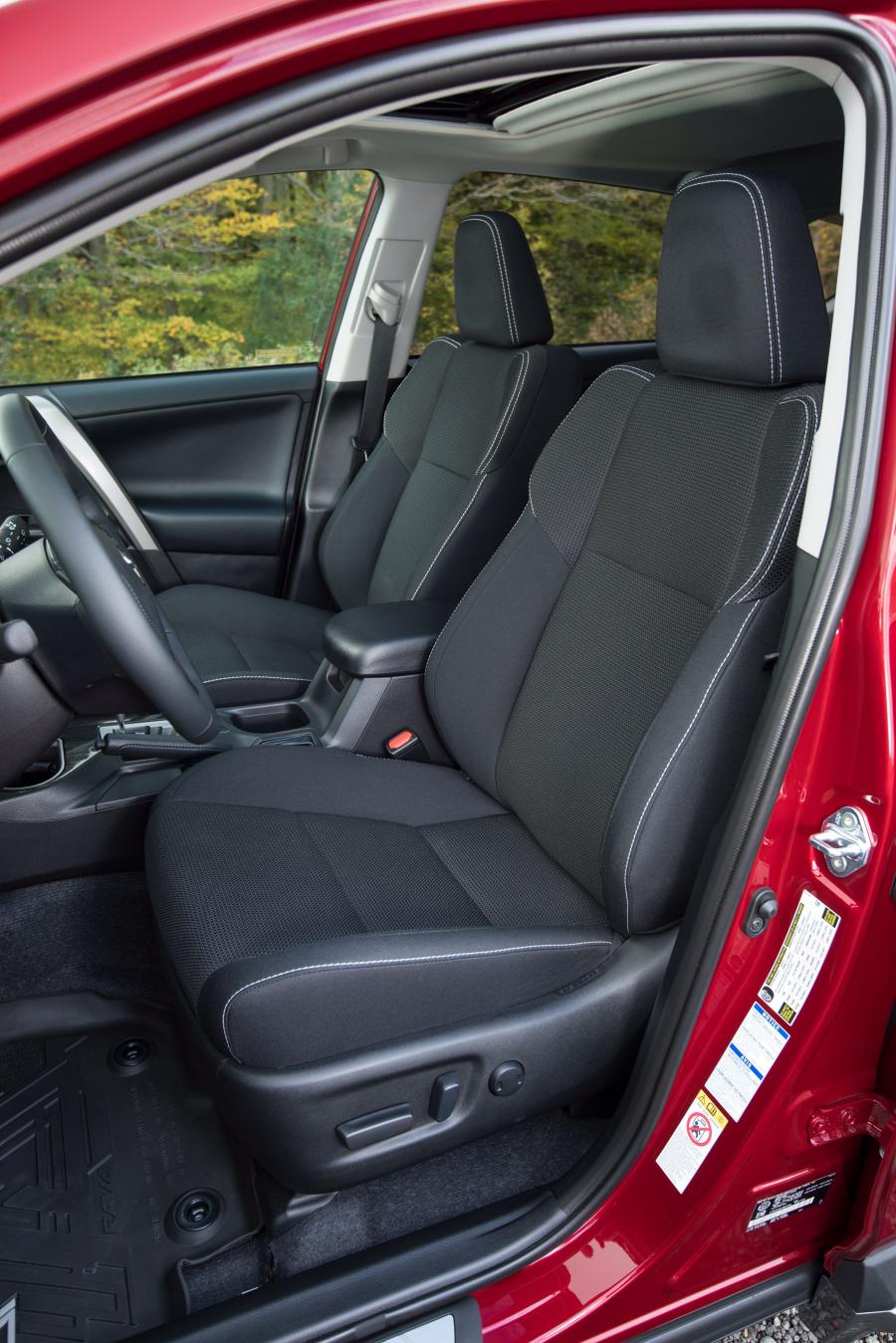 Интерьер Toyota RAV4 Trail Edition 2017 года  (CA) (фото 16 из 27)